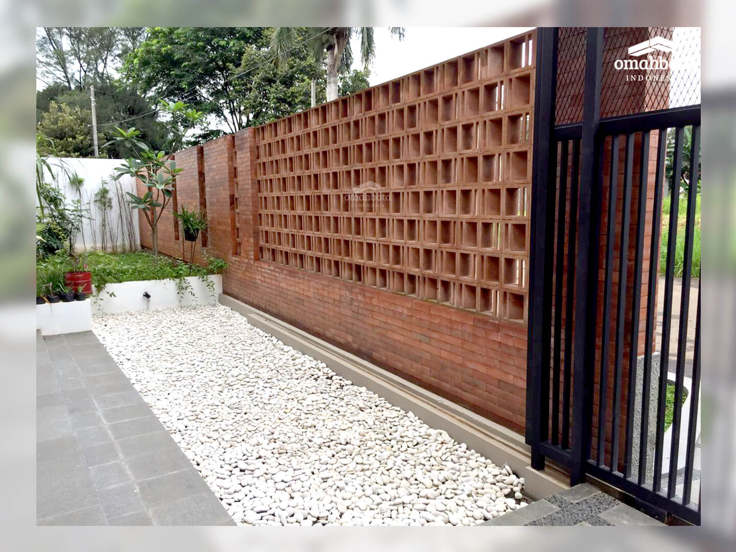Pagar rumah roster terakota Nako Baru